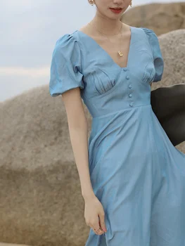 Маленькое женское длинное платье в стиле ретро с V-образным вырезом и пышными рукавами, однотонное плиссированное